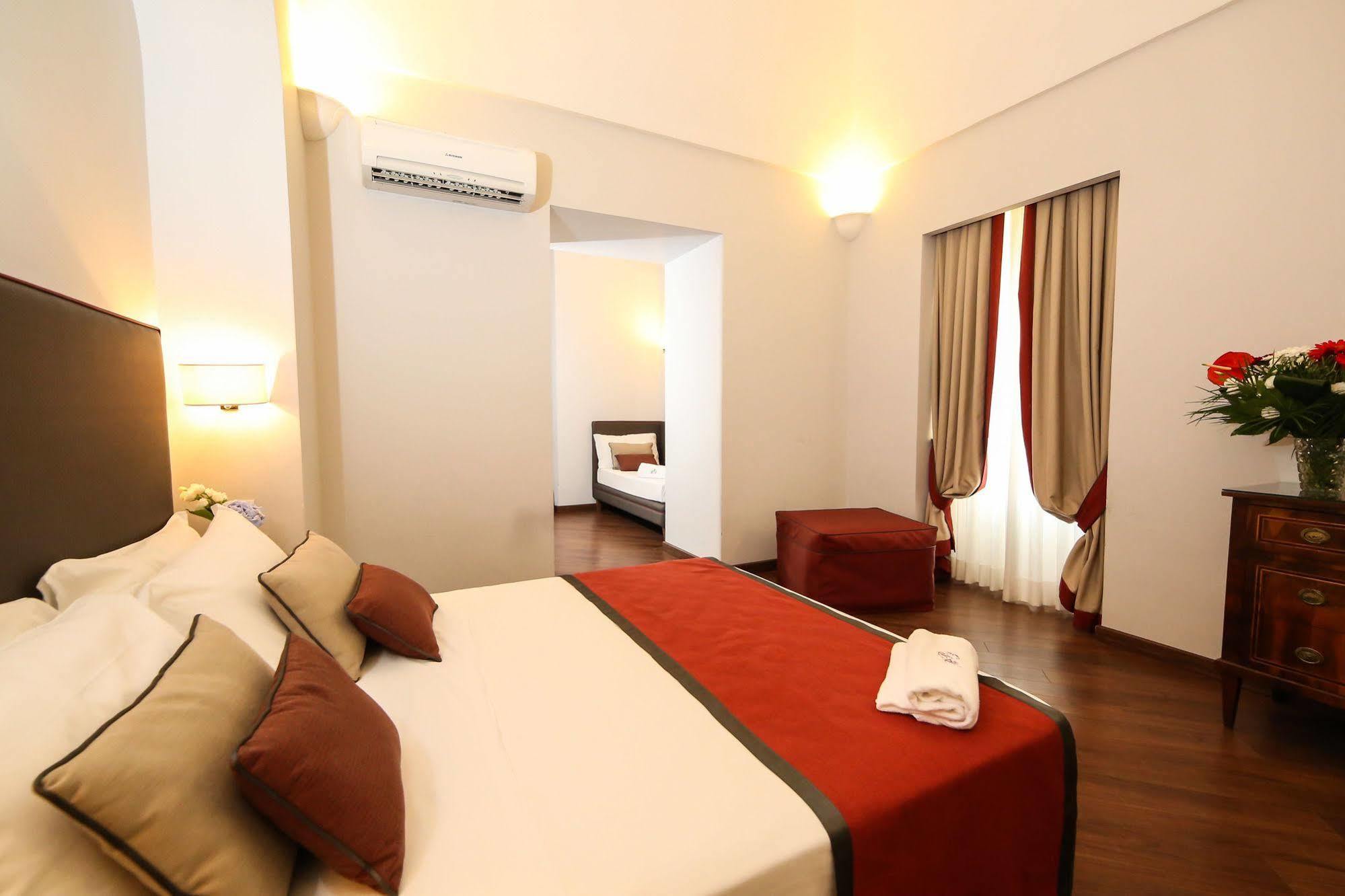 Palazzo Riario Sforza Hotel Napoli Bagian luar foto