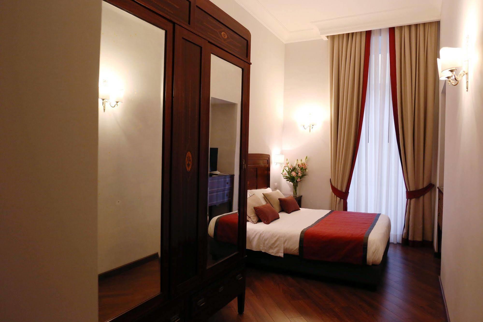 Palazzo Riario Sforza Hotel Napoli Bagian luar foto